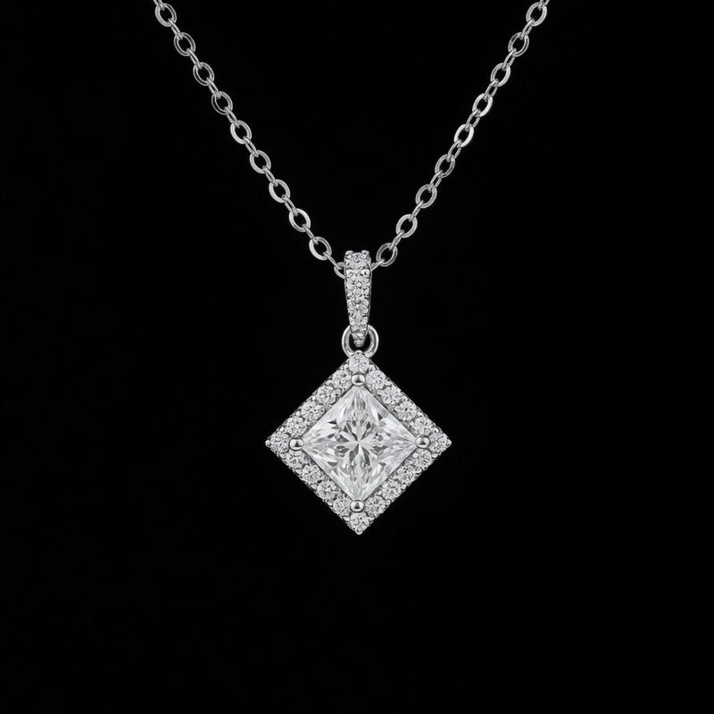 Diamant de la Reine – Princess-Cut Halo Pendant
